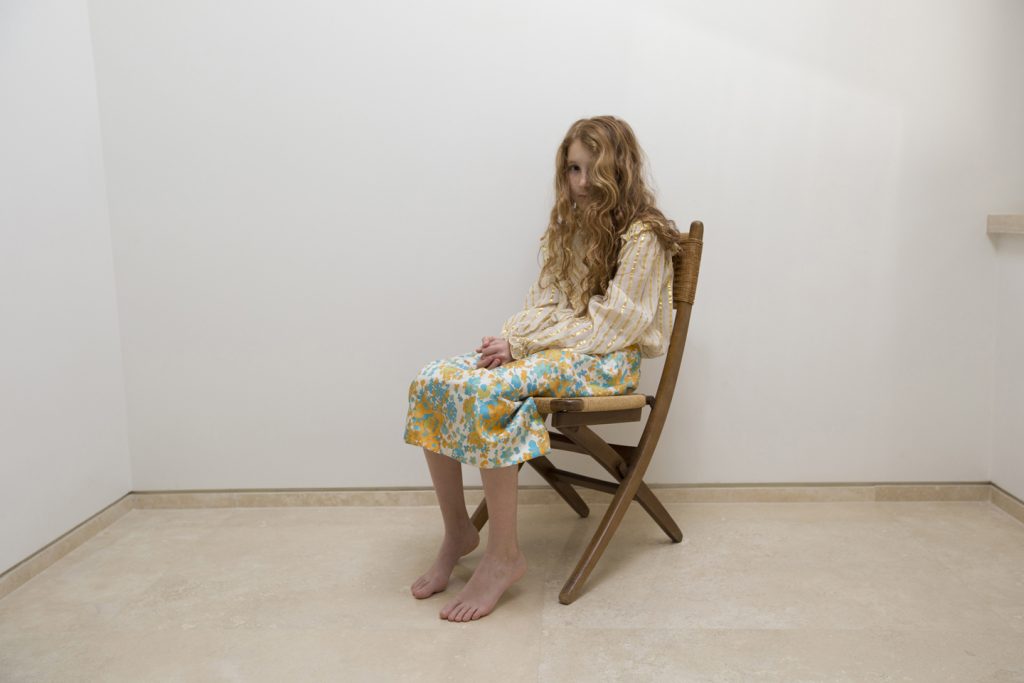 Tammy Klein – Photography – Mia is sitting – From the Series Emma & Mia